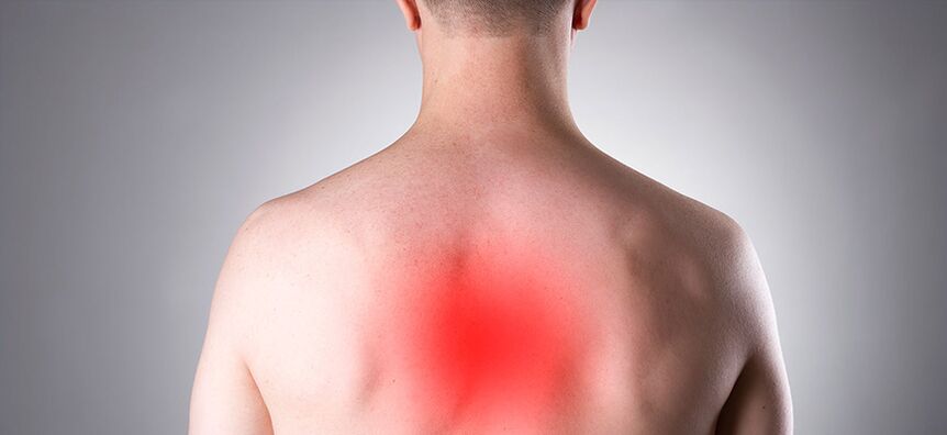Durerea este principalul simptom al osteocondrozei toracice